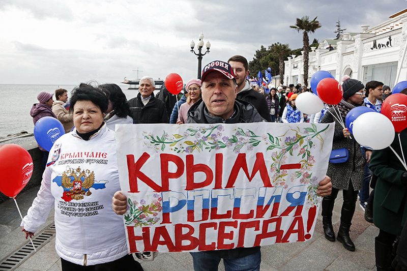 Участники праздничных мероприятий, посвященных второй годовщине присоединения Крыма к&nbsp;России, в&nbsp;Ялте