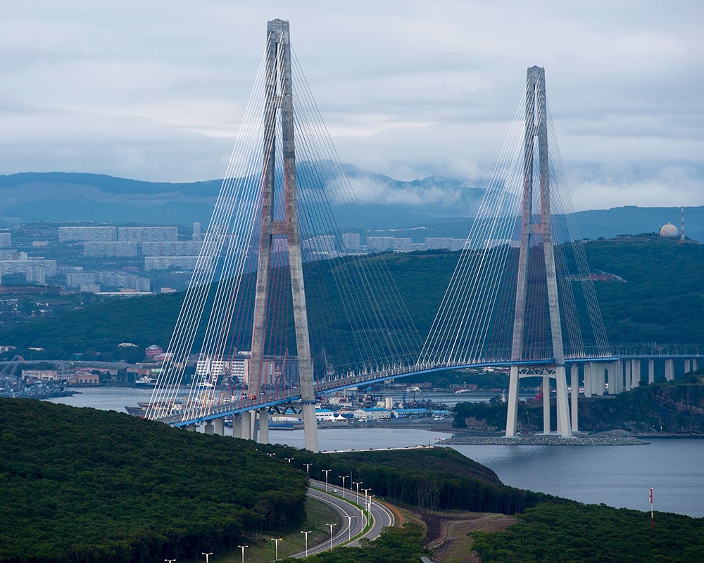 Мост через пролив Босфор Восточный на остров Русский во Владивостоке.