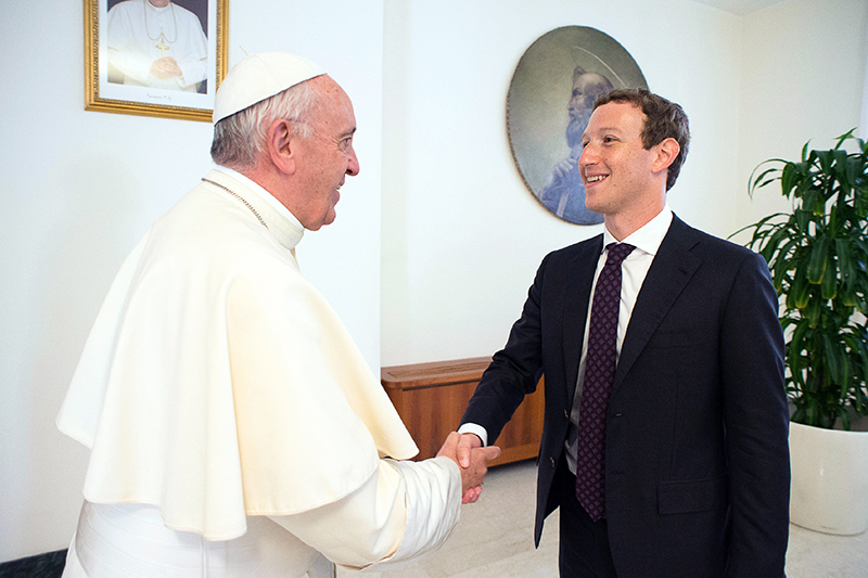 Основатель социальной сети Facebook Марк Цукерберг во&nbsp;время встречи с&nbsp;главой Римской католической церкви папой Франциском
