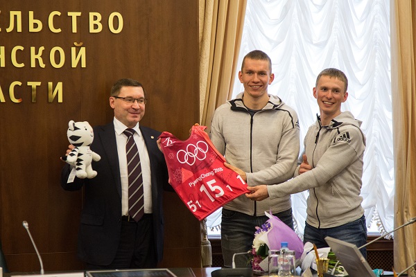 Спортсмены подарили Владимиру Якушеву тигренка Сухорана (символ Олимпиады) и манишку одного из призеров