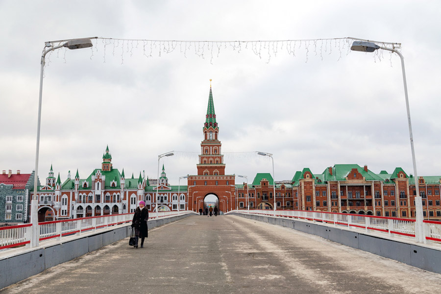 Адрес: наб. Брюгге

Недалеко от здания ЗАГСа находится уменьшенная копия Спасской башни Кремля
