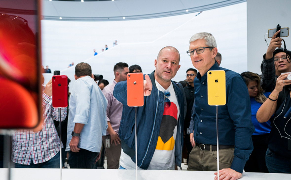 Главный дизайнер Apple Джони Айв (слева) и генеральный директор Apple Тим Кук