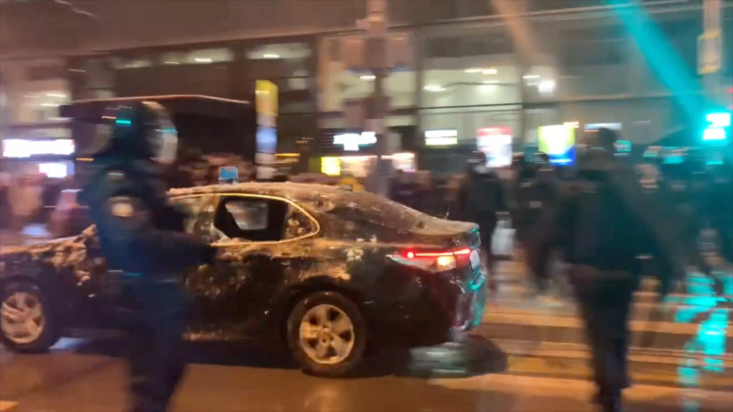 Получил разбил. Закидали снежками машину с мигалкой на Цветном бульваре. Разбили автомобиль АМР В Москве.
