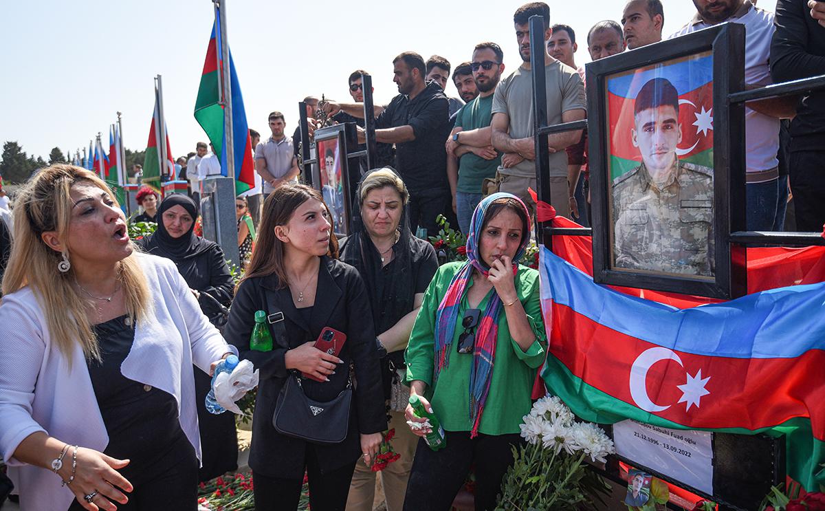 Баку сообщил о гибели 71 военного на границе с Арменией