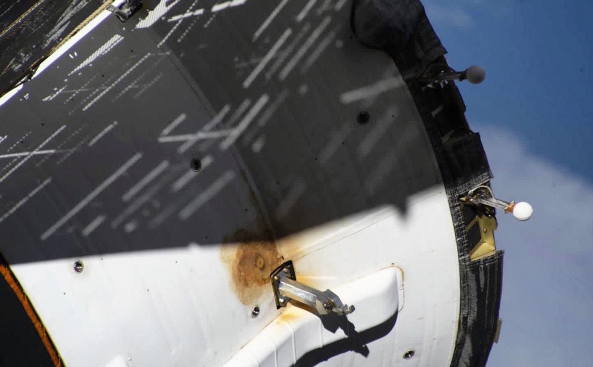 Нарушение внешней обшивки приборно-агрегатного отсека транспортного пилотируемого корабля &laquo;Союз МС-22&raquo; с разгерметизированной системой охлаждения