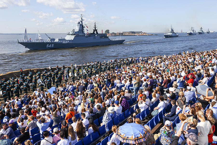 Корвет &laquo;Стойкий&raquo; во время парада в честь Дня ВМФ России в Петербурге.