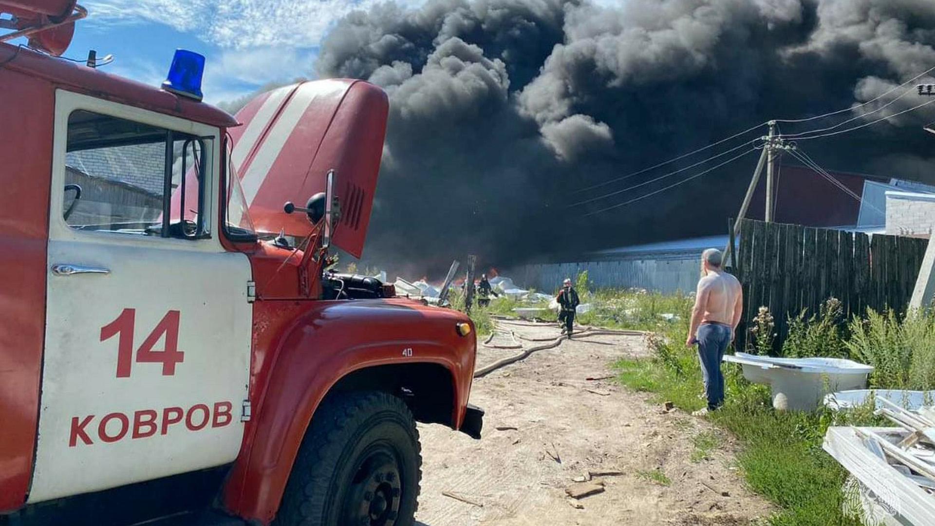 Кадры пожара на заводе акриловых ванн во Владимирской области