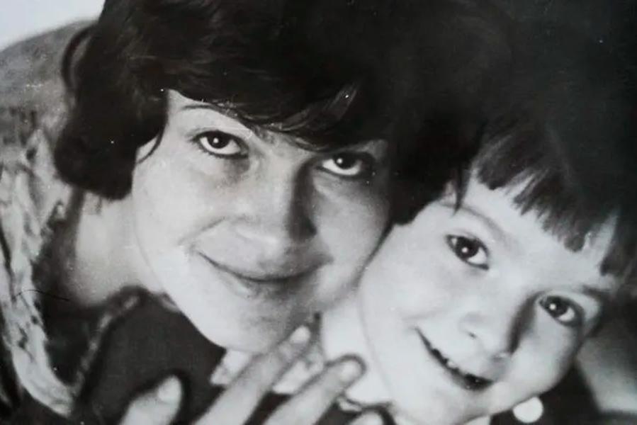 Диана Арбенина в детстве с мамой