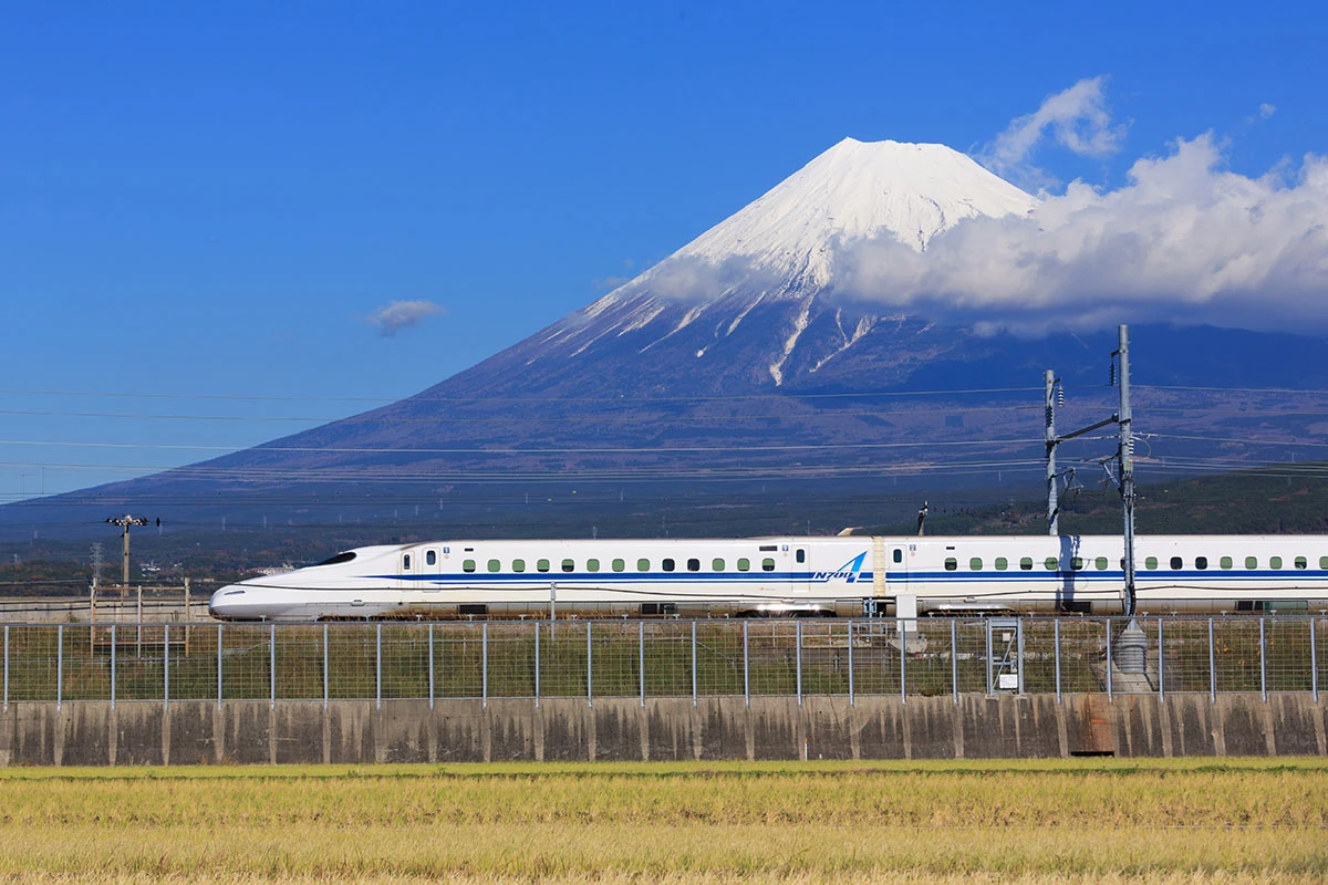 <p>電車「新幹線」富士山を背景に</p>