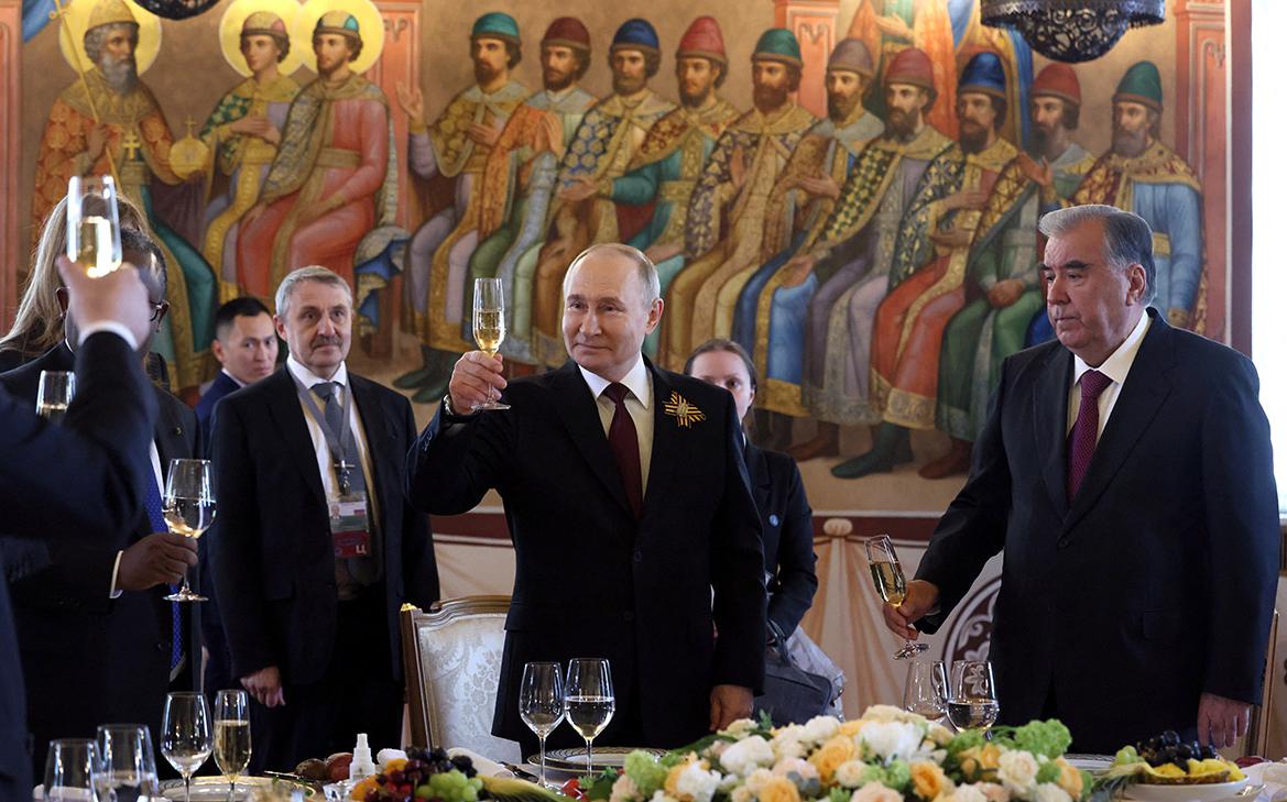 Путин провозгласил тост за поколение победителей
