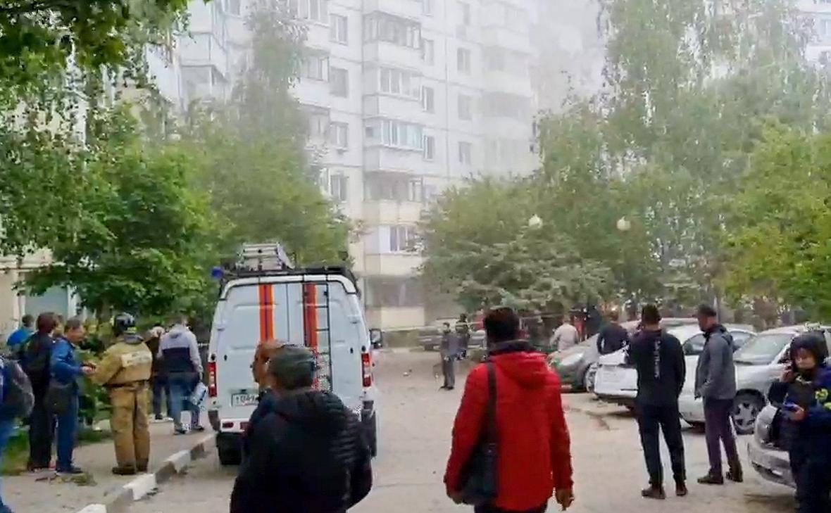 Крыша попавшего под обстрел дома в Белгороде обрушилась на спасателей