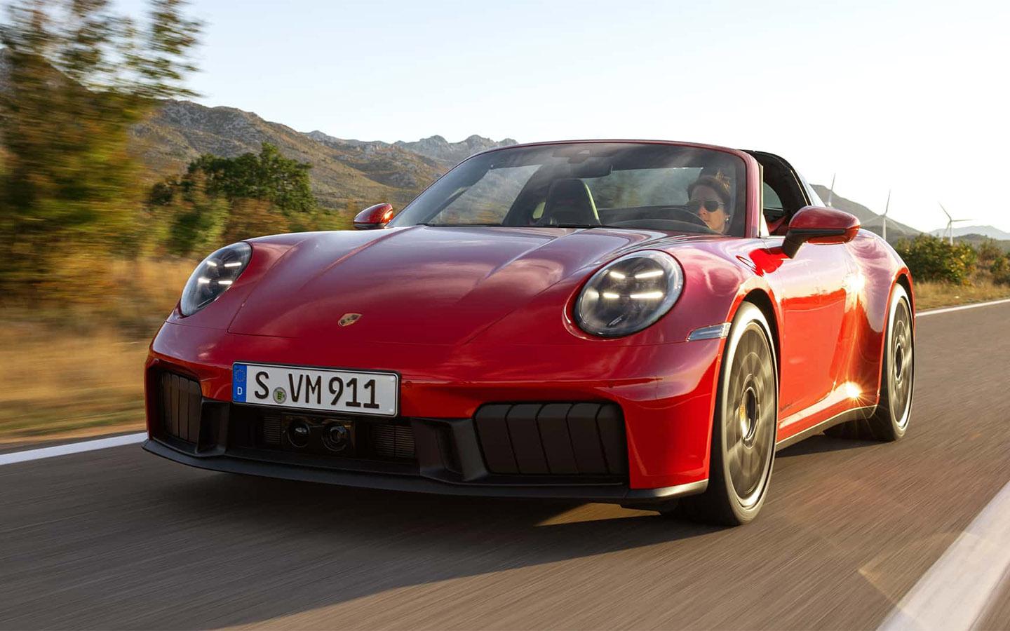 Porsche официально представила первый гибридный спорткар 911. Фото и цены