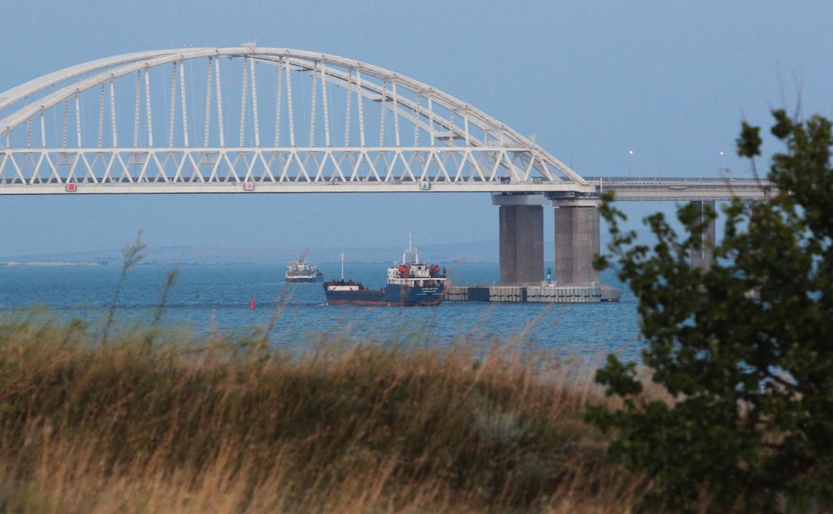 Грузовые суда у Крымского моста через Керченский пролив