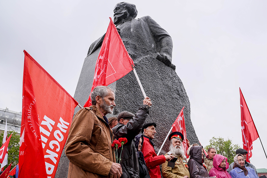 На фото: участники акции КПРФ около памятника Карлу Марксу напротив Большого театра в Москве. День международной солидарности трудящихся члены партии провели в формате встречи с избирателями