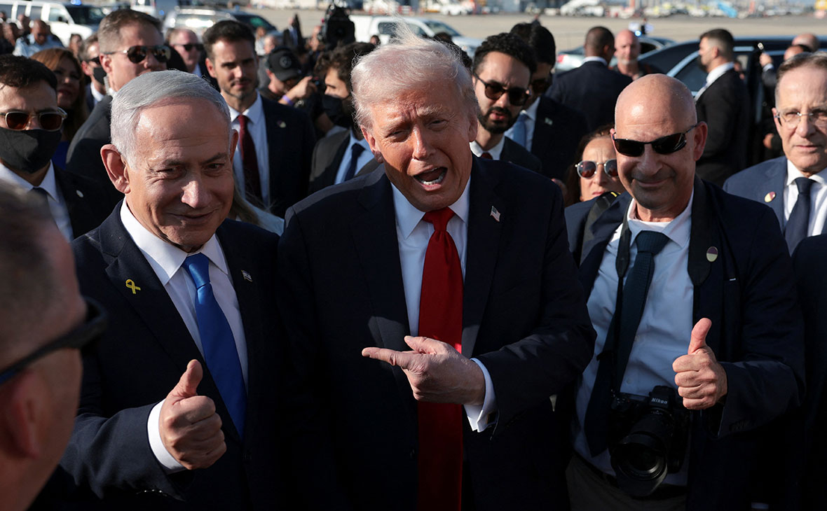 Трамп прилетел в Египет после визита в Израиль по случаю освобождения заложников, которых палестинское движение ХАМАС удерживало в секторе Газа больше двух лет.&nbsp;

На фото: Трамп рядом с премьер-министром Израиля Биньямином Нетаньяху в международном аэропорту Бен-Гурион перед вылетом в Шарм-эш-Шейх. Израильский премьер отказался участвовать в саммите из-за еврейского религиозного праздника, хотя ранее получал приглашение.