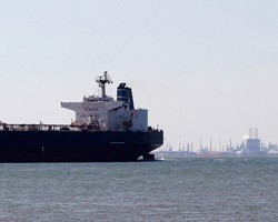 В порту Махачкалы горит российский танкер "Инженер Назаров"