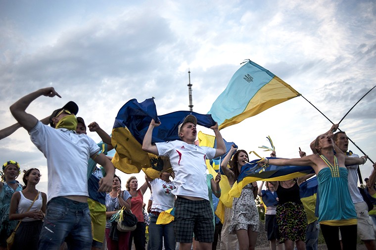 Молодые люди из города Изюм Харьковской области 12 июля провели митинг в поддержку украинской армии. 