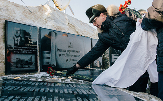 Мемориальная доска в&nbsp;память о&nbsp;погибшем в&nbsp;Сирии командире бомбардировщика Су-24 Олеге Пешкове, установленная на&nbsp;памятнике воинской славы возле&nbsp;села Возжаевка

