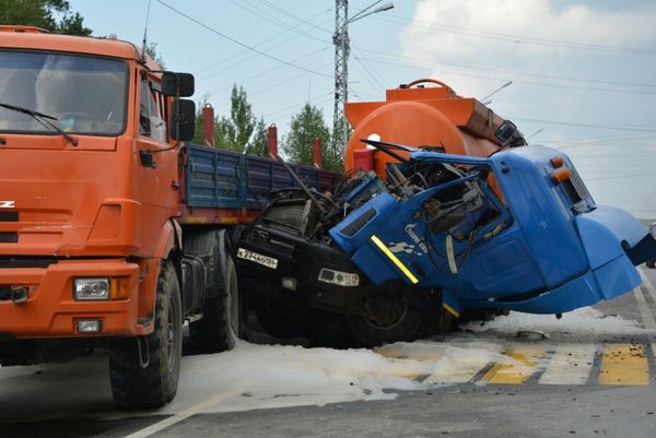 В ХМАО столкнулись бензовоз, КамАЗ и «Нива». Есть погибший