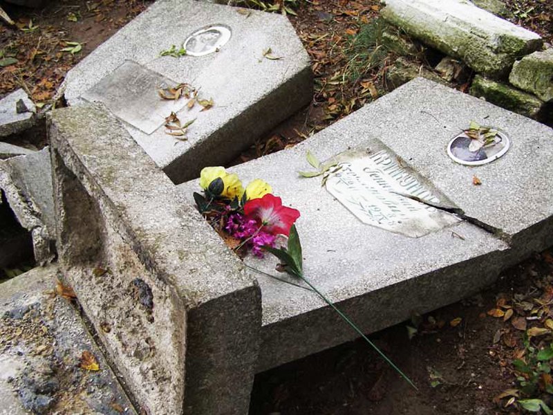 Муфтий Татарстана осудил факты вандализма на кладбище в Казани