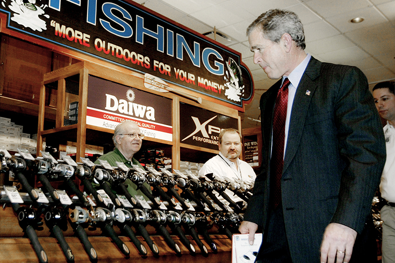 Президент США Джордж Буш-младший посещает центральный магазин Bass Pro Shops в&nbsp;Спрингфилде, штат Миссури. Фотография сделана в&nbsp;феврале 2004 года, вскоре после&nbsp;переизбрания Буша на&nbsp;второй срок