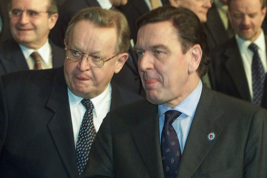24 марта 1999 года. Канцлер Германии Герхард Шредер (справа) и&nbsp;президент Финляндии Мартти Ахтисаари на&nbsp;фотосессии в&nbsp;Берлине.
