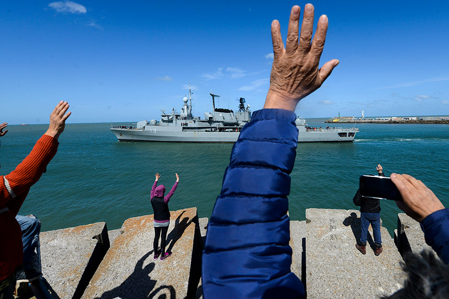 Люди приветствуют аргентинский эсминец Sarandi, который покидает базу военно-морского флота в Мар-дель-Плата и направляется на поиски пропавшей подводной лодки
