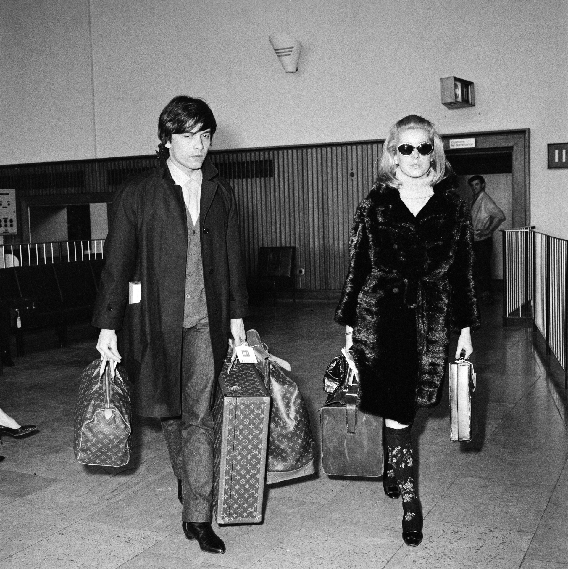 Актриса Катрин Денев и фотограф Дэвид Бейли с чемоданами Louis Vuitton&nbsp;
