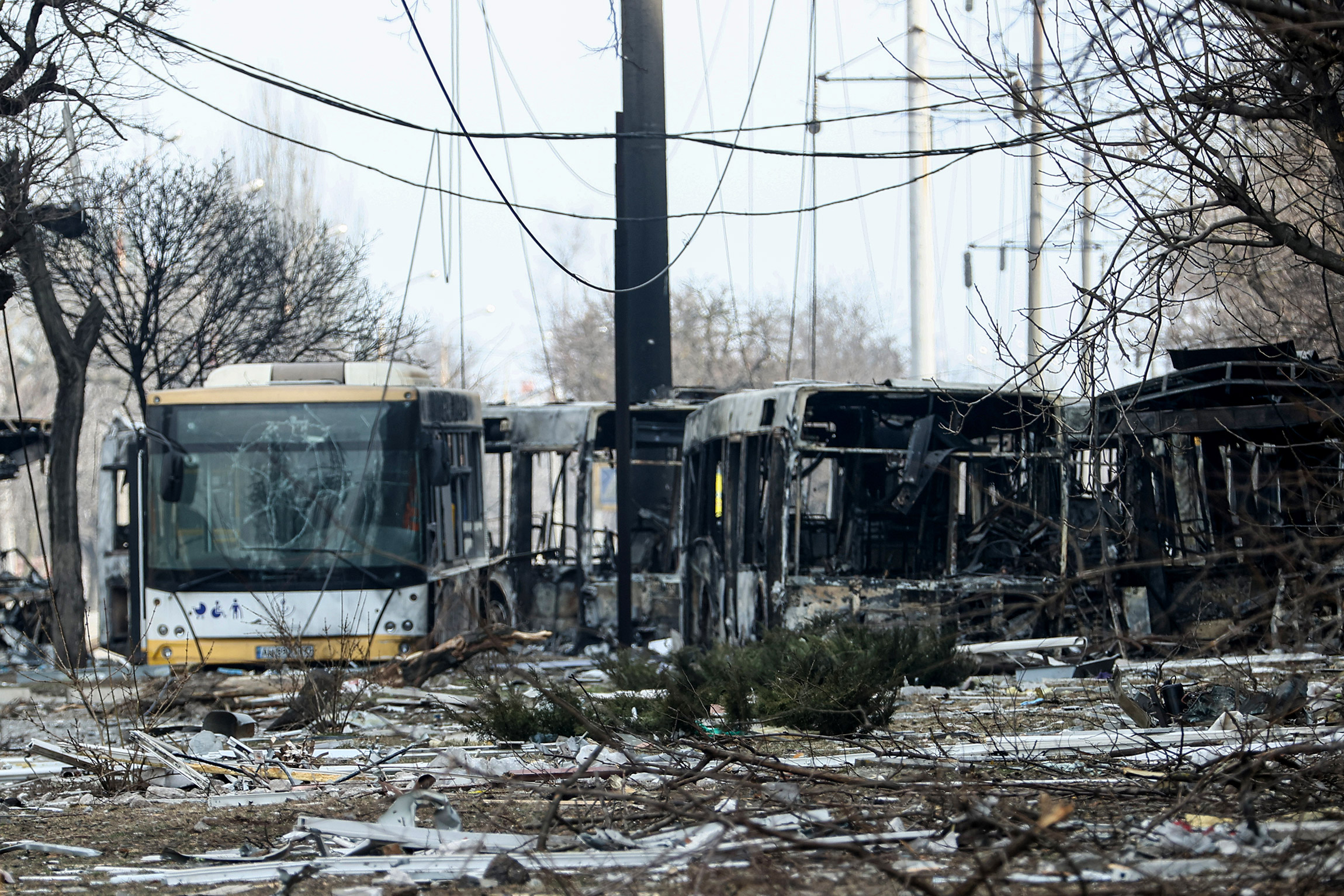 Разбитые автобусы на стоянке, 25 марта