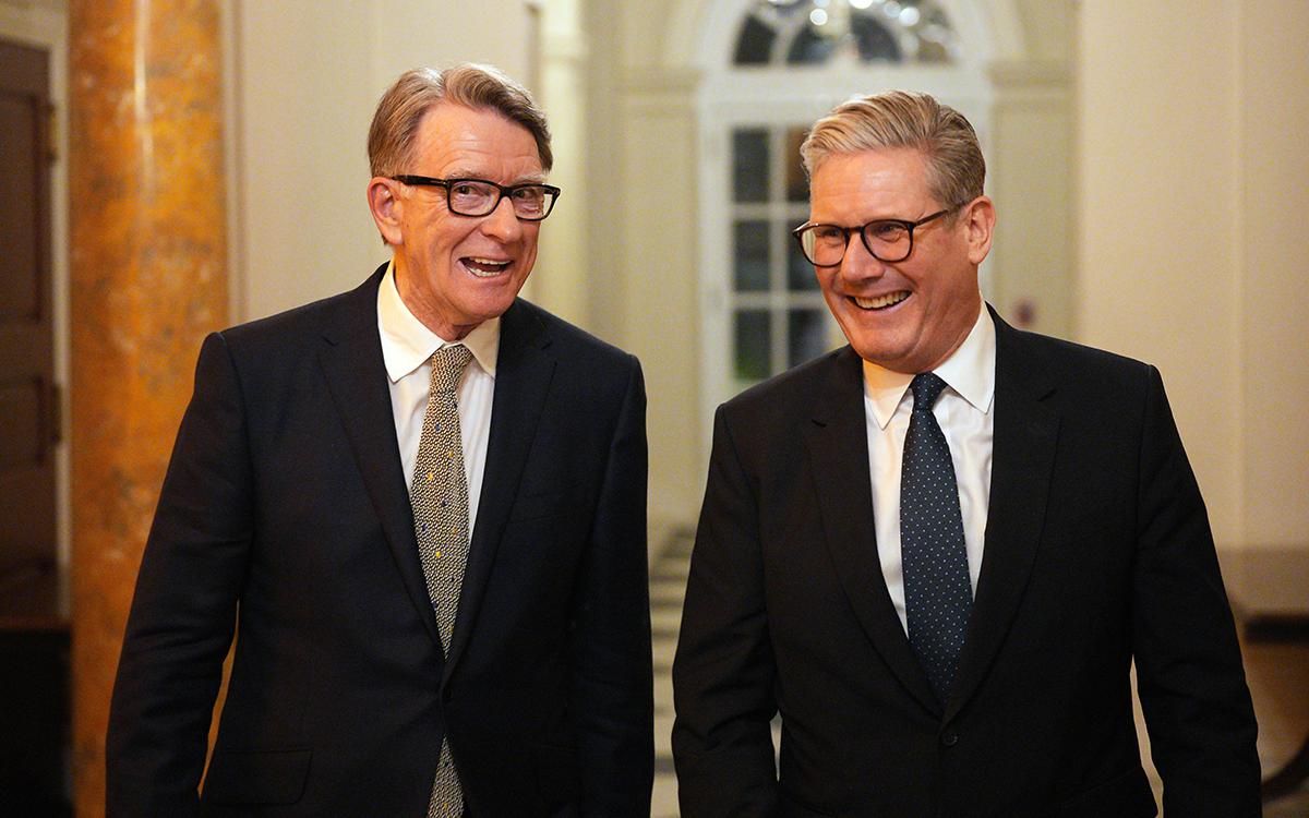 Премьер-министр Великобритании Кир Стармер (справа) и бывший посол Великобритании в США Питер Мандельсон (слева)