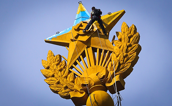 Покраска звезды на шпиле высотного&nbsp;дома&nbsp;на Котельнической набережной в первоначальный цвет. Ранее она была покрашена в цвета флага Украины. Фото 20 августа 2014 года


