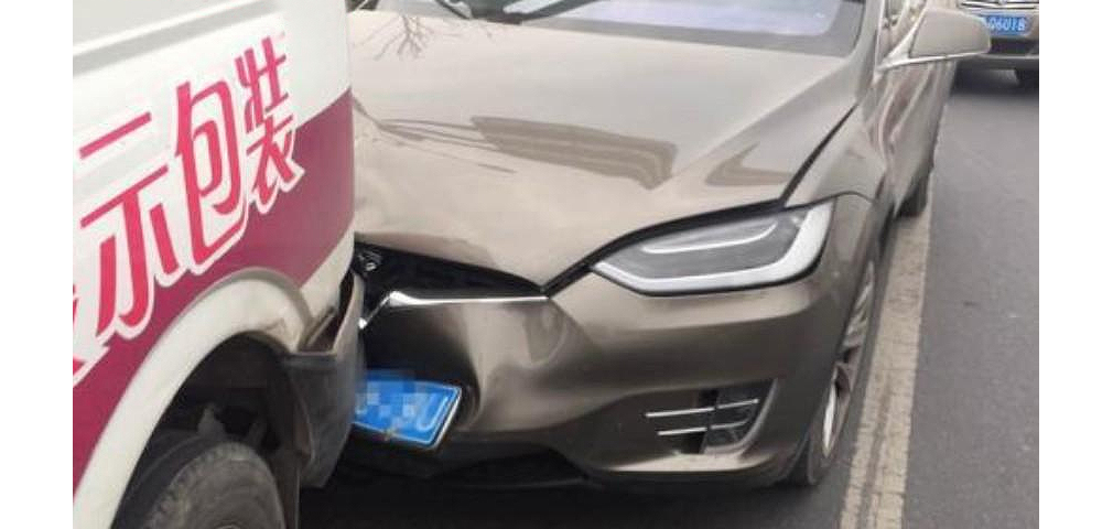 Автопилот Tesla врезался в фургон на трассе