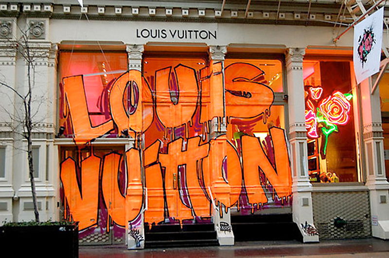 Бутик Louis Vuitton, украшенный граффити