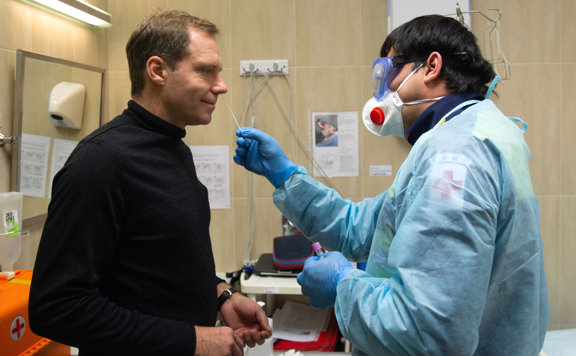 Андрей Кутепов сдает тест на коронавирус