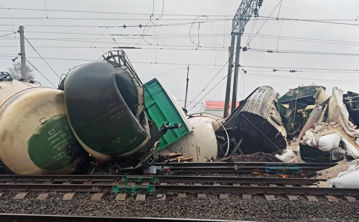 Более 30 вагонов грузового поезда сошли с рельсов на Транссибе