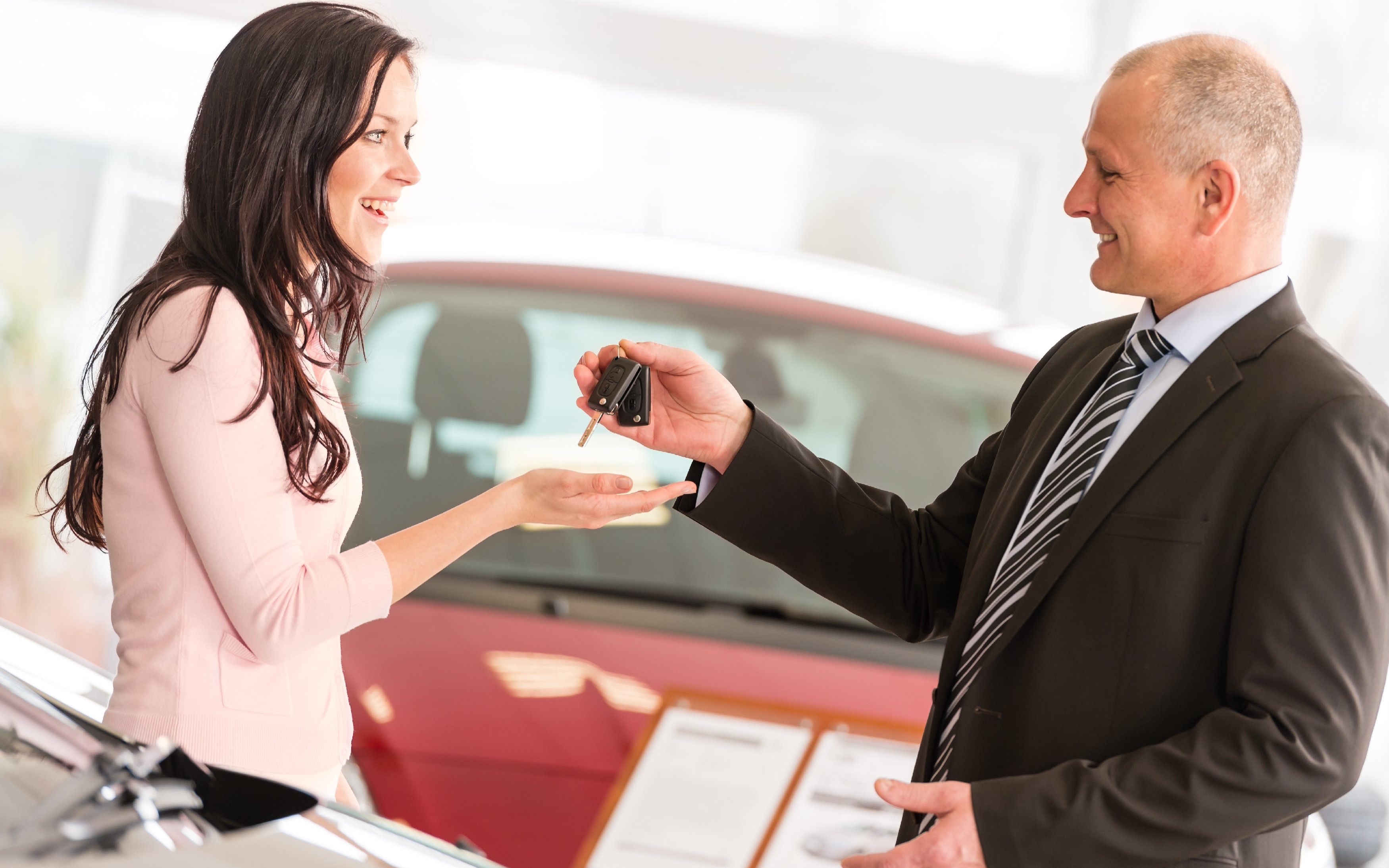 При продаже автомобиля супругом. Бизнесмен в автомобиле. Девушка дарит ключи от машины. Мужчина дарит деньги женщине. Девушке вручают авто.