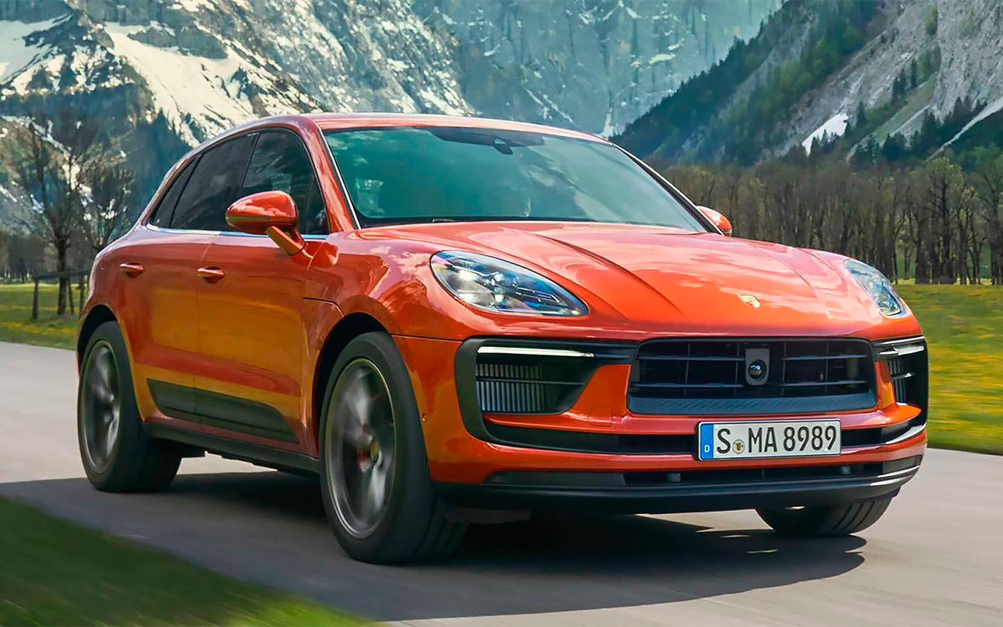 Porsche Macan GTS 2022 оранжевый