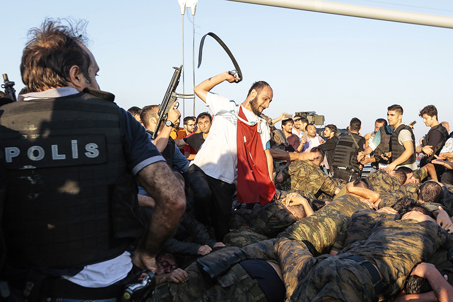 Сдавшиеся солдаты на мосту через Босфор в Стамбуле, 16 июля 2016 года