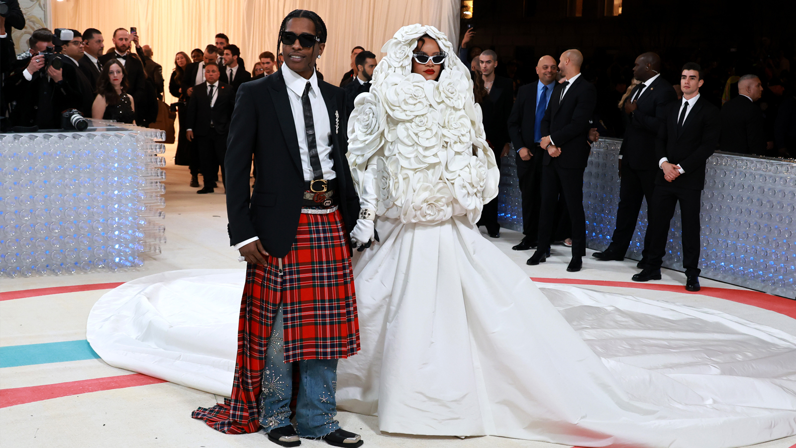 <p>A$AP Rocky и Рианна на балу Met Gala (&laquo;Карл Лагерфельд: Линия красоты&raquo;) в Метрополитен-музее в Нью-Йорке, 1 мая 2023 года</p>