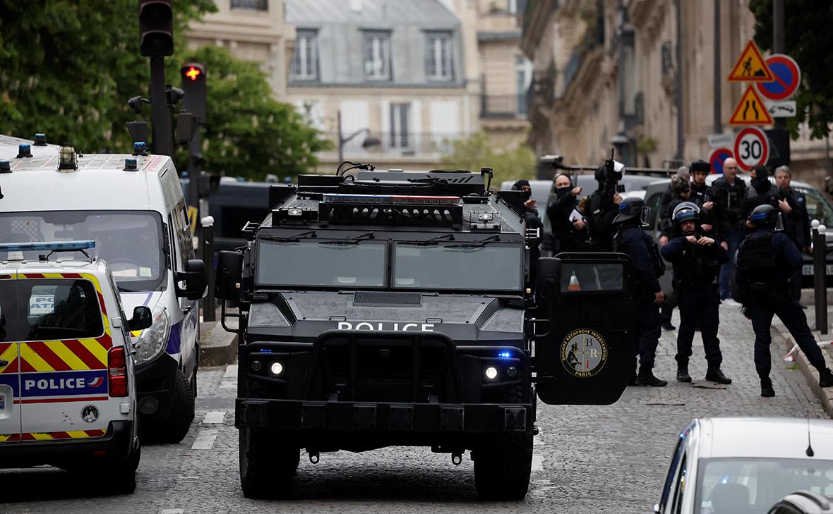 В Париже мужчина пришел в консульство Ирана и угрожает устроить взрыв
