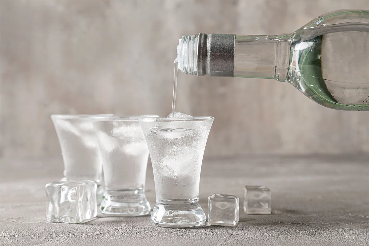 Аналитики назвали причиной сокращения объема производства водки в России повышение акциза и минимальной розничной цены (МРЦ) на крепкий алкоголь, а также увеличение объема закупок населением и торговыми сетями перед новогодними праздниками