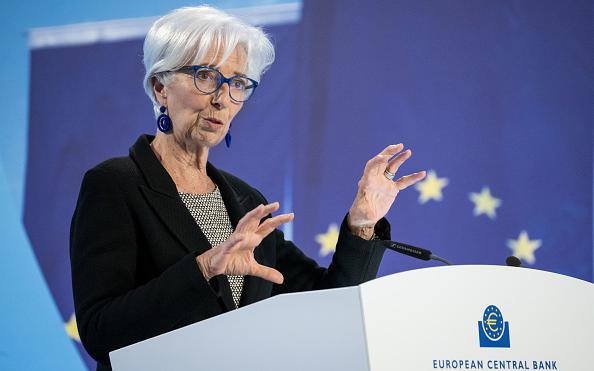 Фото: Глава Европейского центрального банка Кристин Лагард выступает перед СМИ после заседания банка (Фото: Thomas Lohnes / Getty Images)