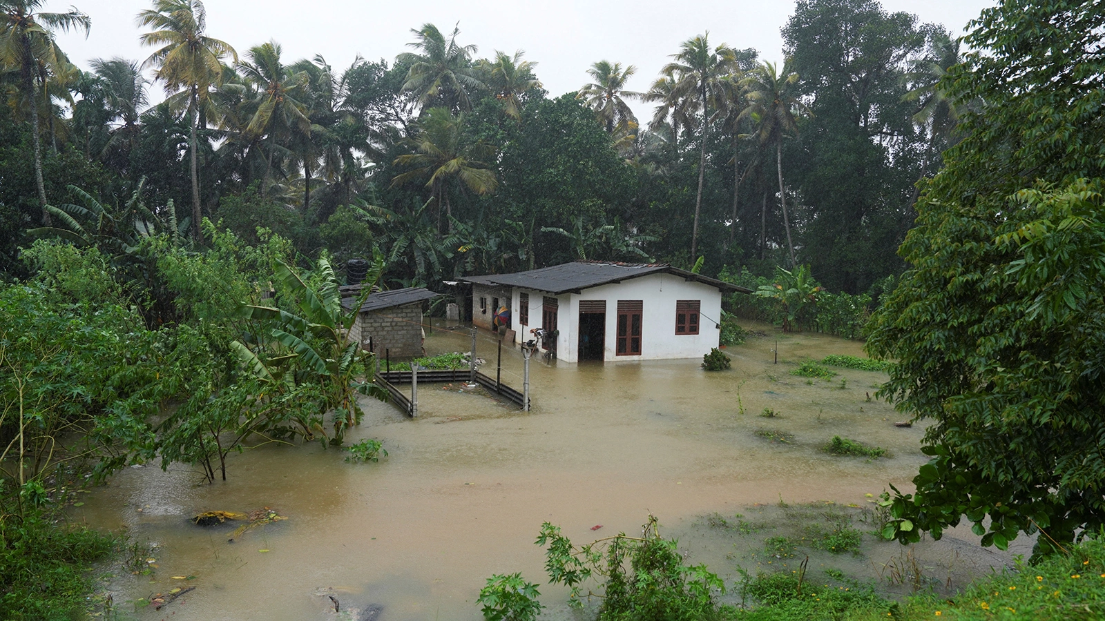 Дом частично затоплен после сильных дождей в Келании, Шри-Ланка, 28 ноября 2025 года
