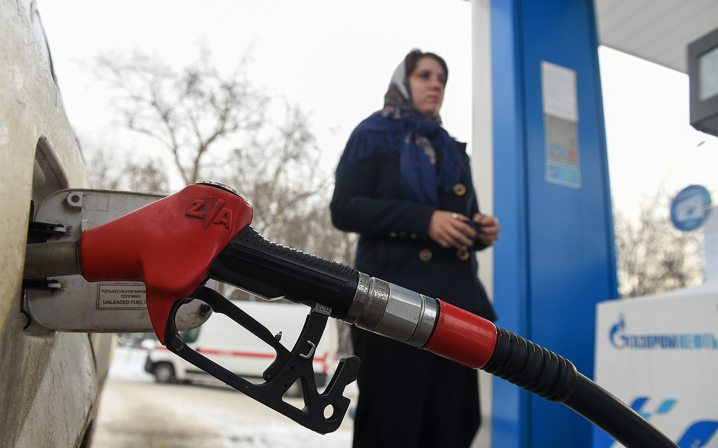 В салоне может пахнуть бензином как из-за попадания топлива на кузов машины или одежду во время заправки, неплотно закрытой крышки бензобака, так и вследствие неисправностей топливной или выхлопной системы