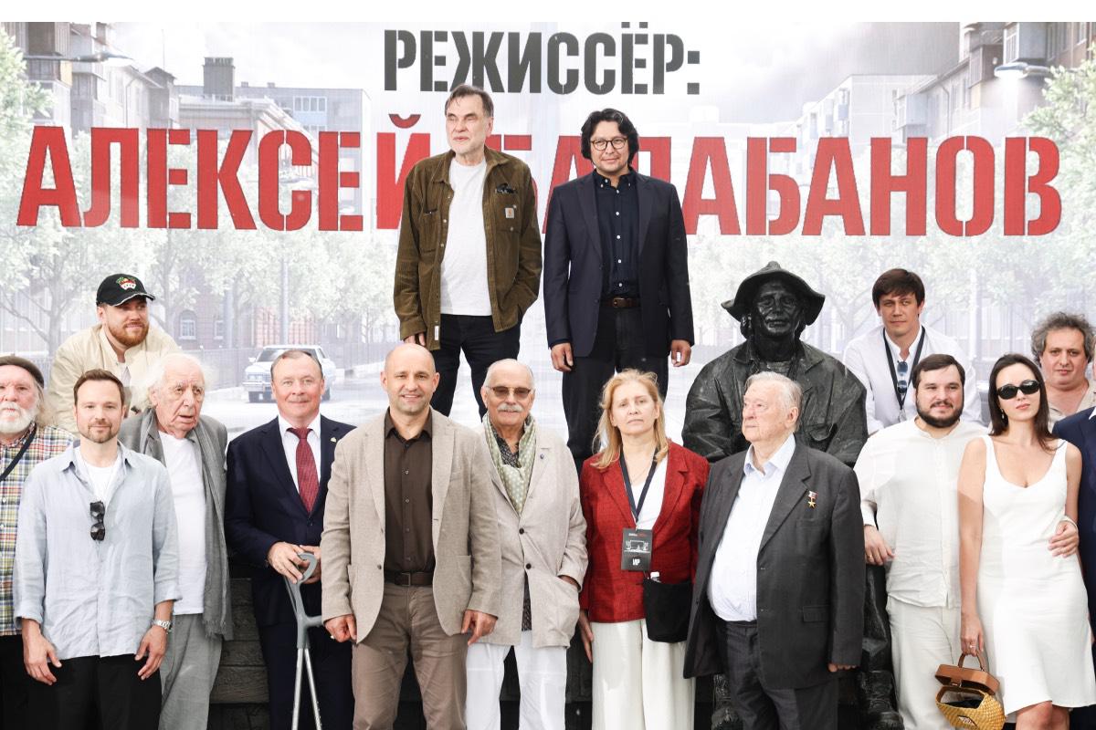 Открытие памятника режиссеру Алексею Балабанову на площади у Дворца молодежи, 16 июня 2026 года