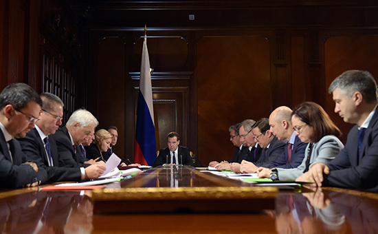 Премьер-министр России Дмитрий Медведев (в центре) на совещании по проекту плана обеспечения устойчивого развития экономики и социальной стабильности в 2015 году