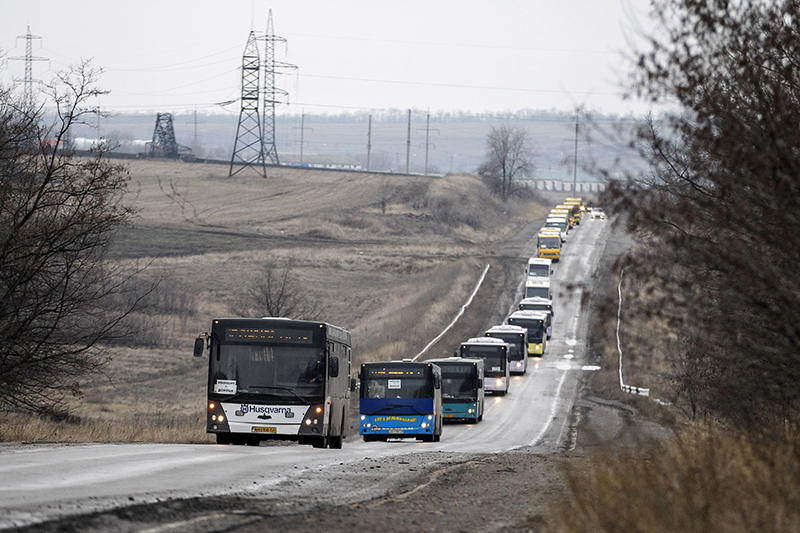 Колонна автобусов из Донецка покидает Дебальцево