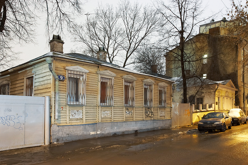 «Дом Мастера» (дом друзей М. А. Булгакова братьев Топлениновых) в Мансуровском переулке — один из самых дешевых жилых домов центра столицы.