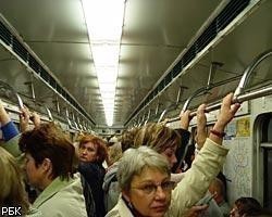 В московском метро мужчина столкнул на рельсы двух женщин