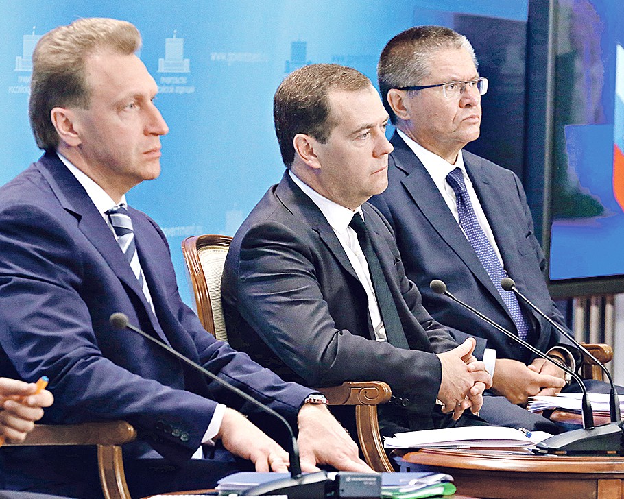 Игорь Шувалов, Дмитрий Медведев и Алексей Улюкаев (слева направо) рассчитывают на торгпредов